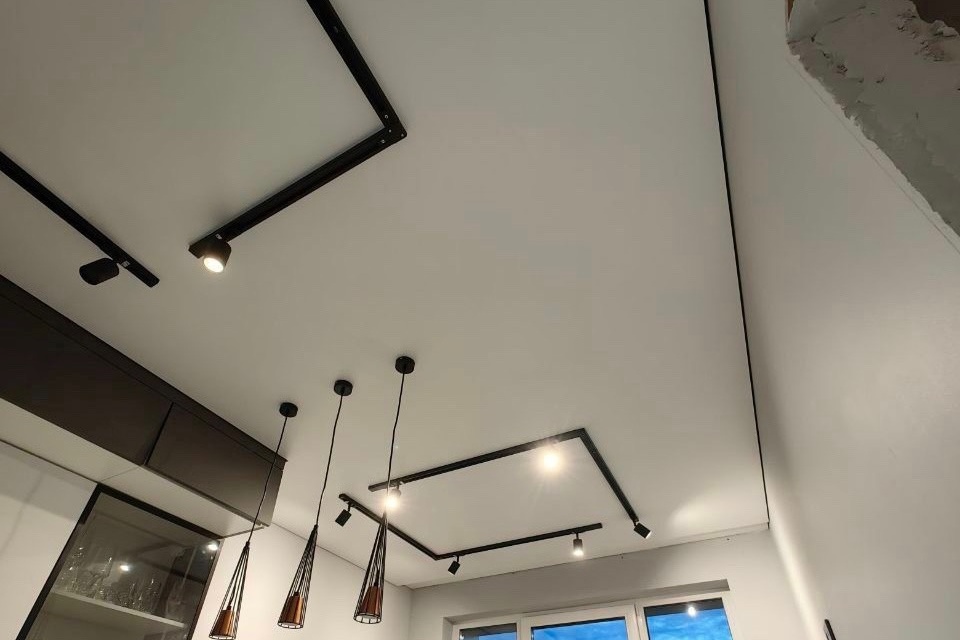 Трековый потолок на кухню