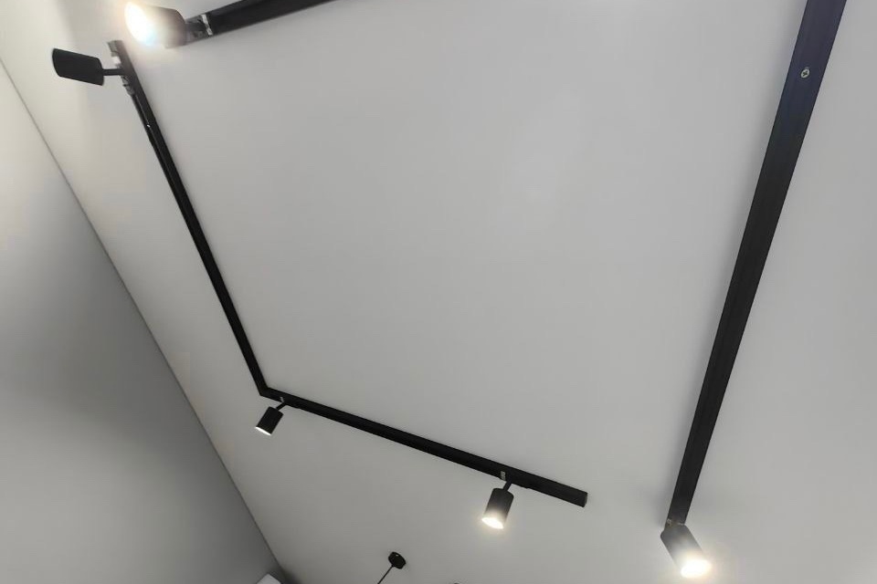 Трековый потолок на кухню