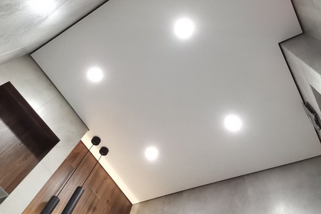 Теневой потолок в ванную