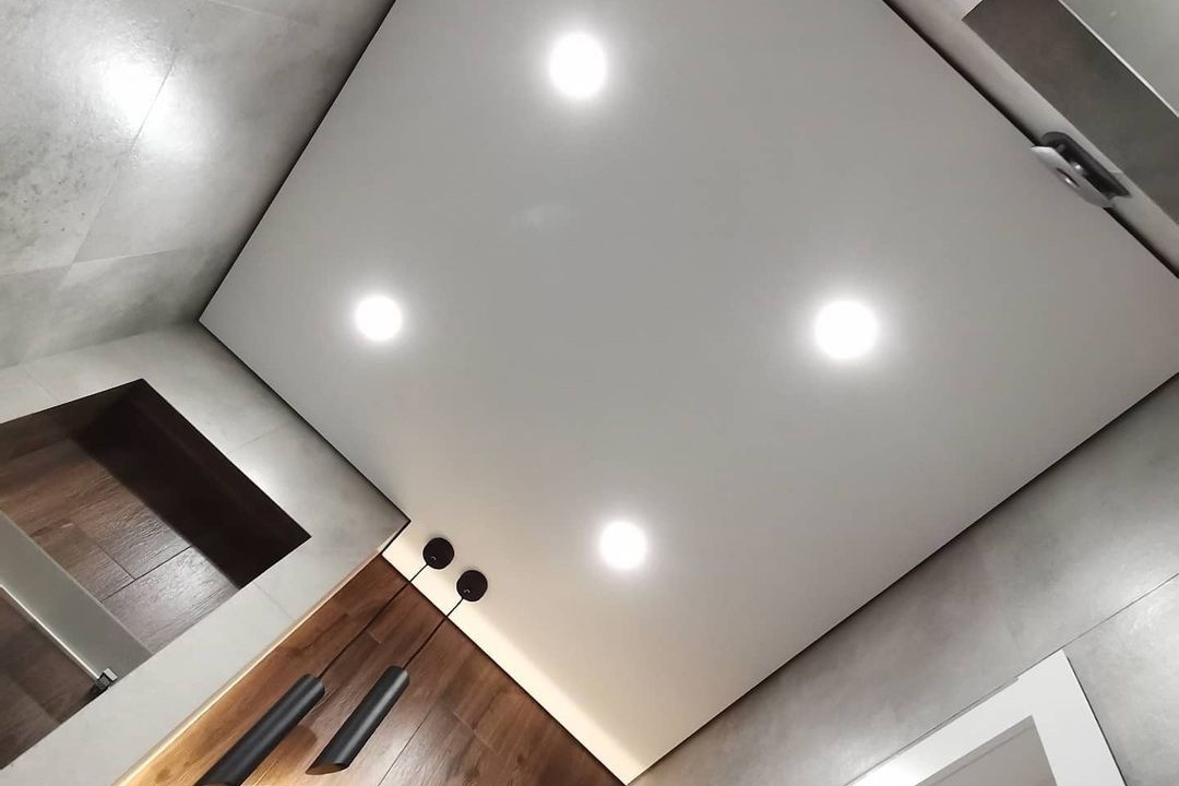 Теневой потолок в ванную