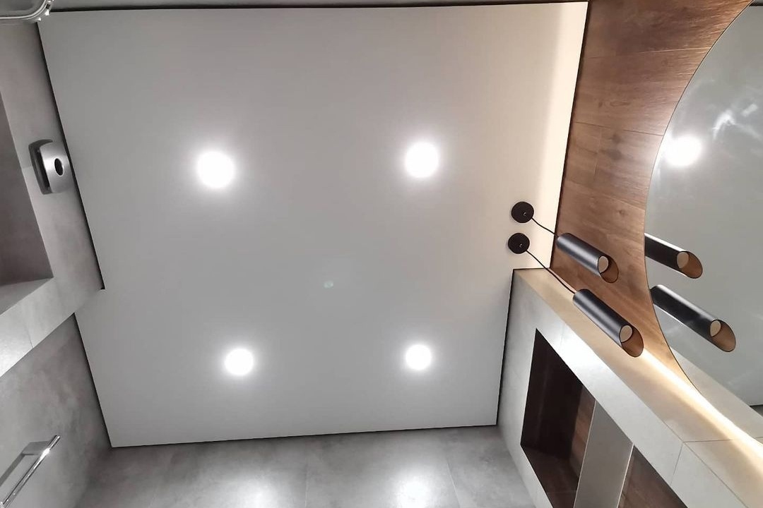 Теневой потолок в ванную