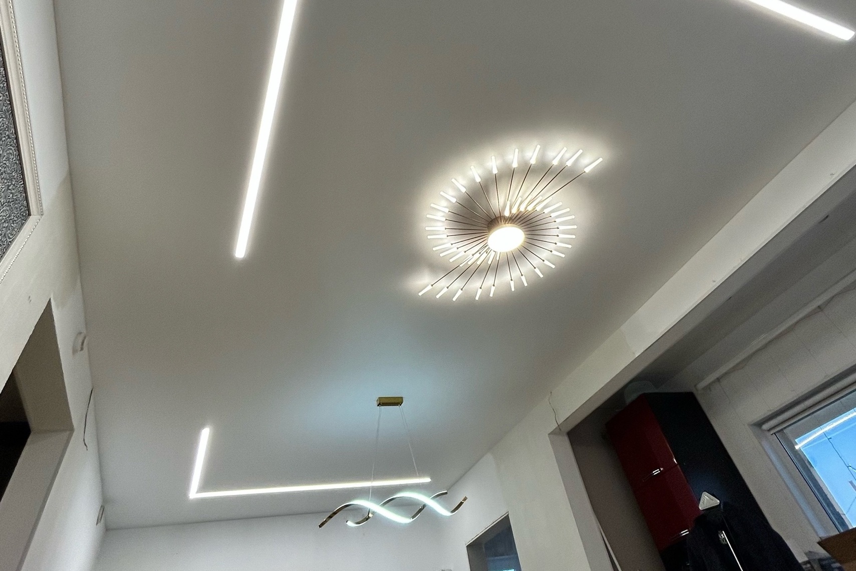 Световые линии в гостиную