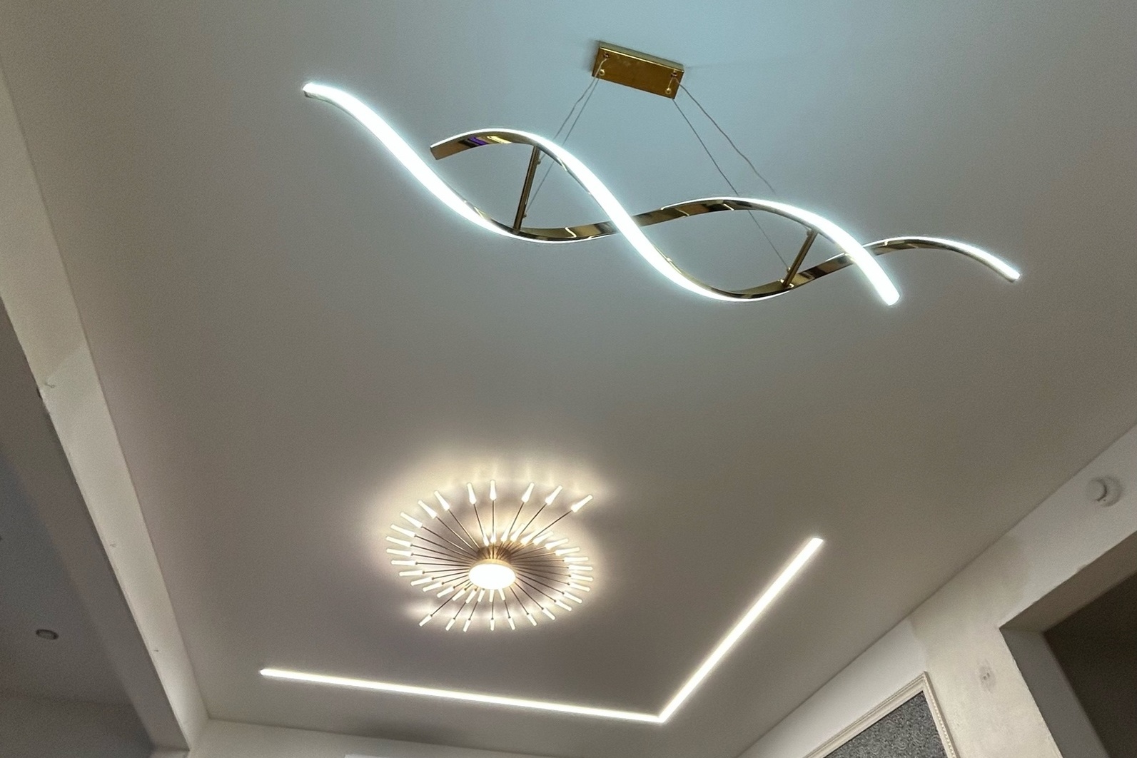 Световые линии в гостиную