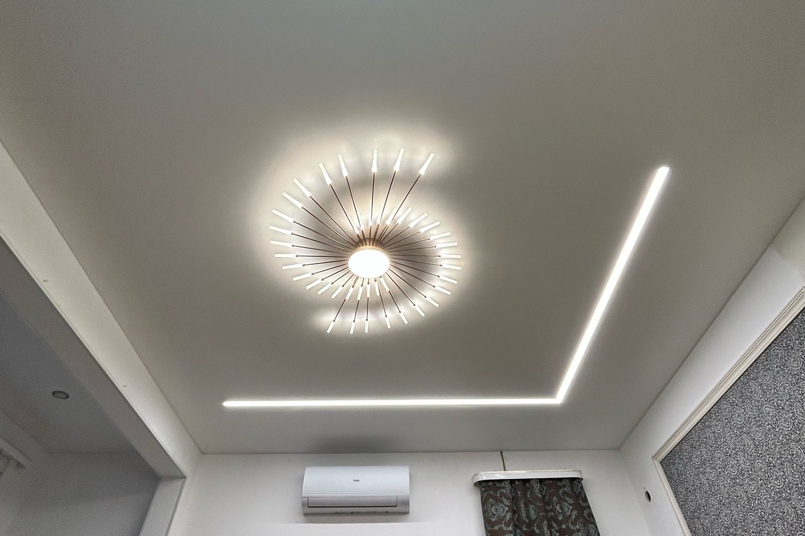 Световые линии в гостиную