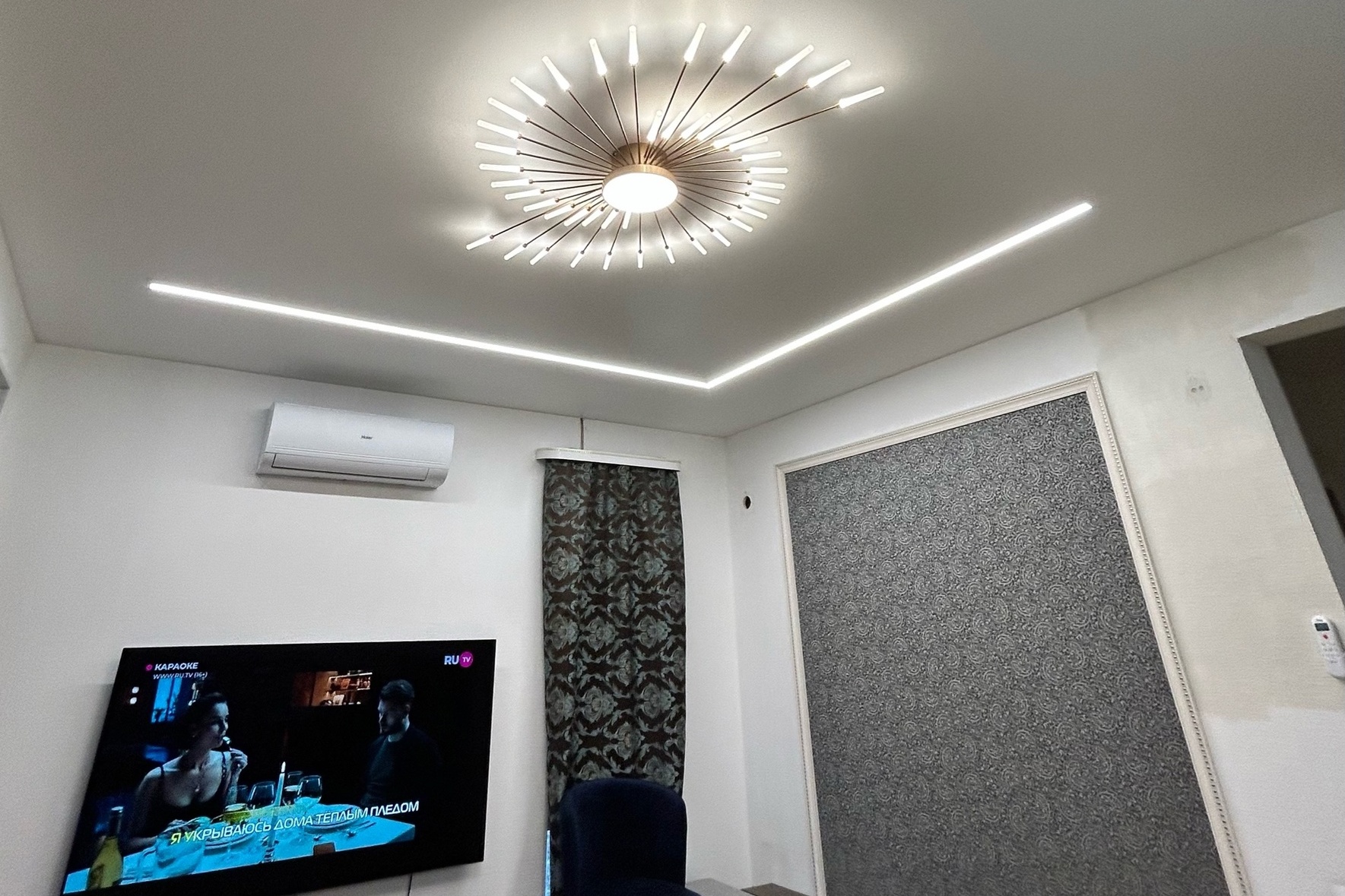 Световые линии в гостиную