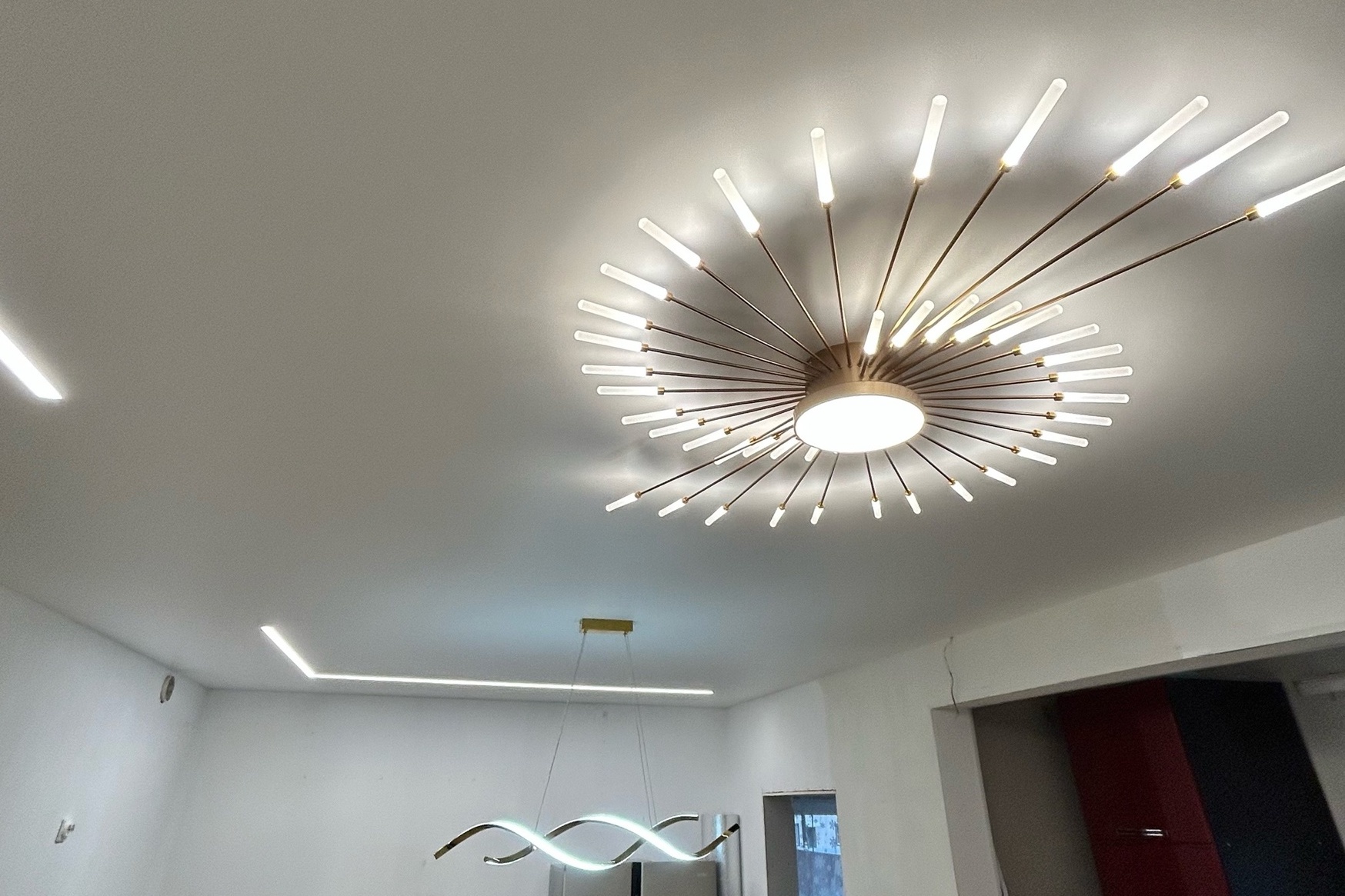 Световые линии в гостиную