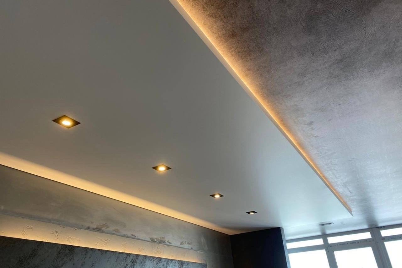 Парящий потолок с фактурой бетона