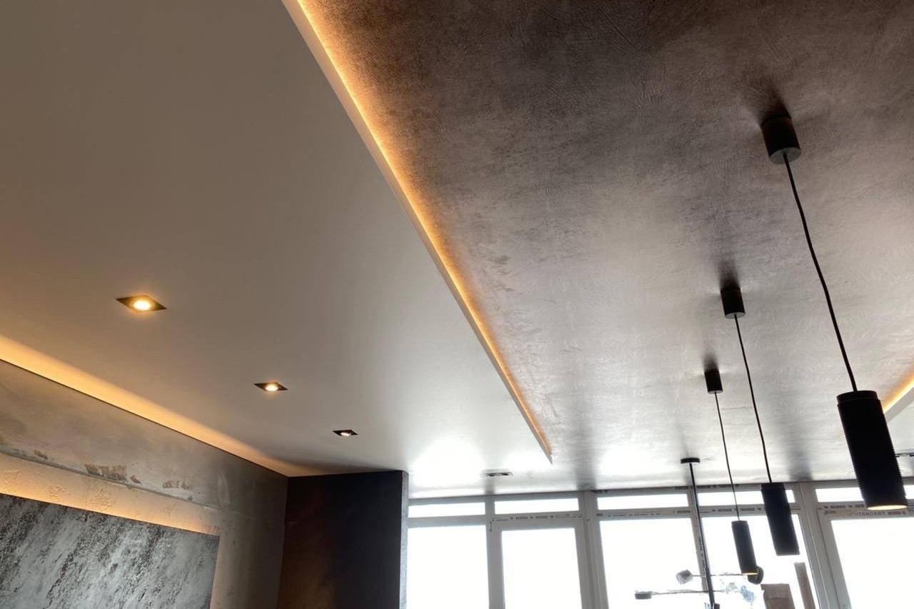 Парящий потолок с фактурой бетона