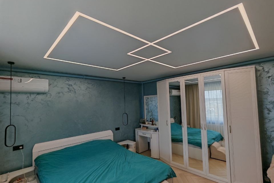 Световые линии в спальню