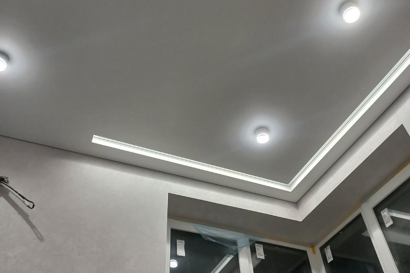 Встроенный карниз с подсветкой