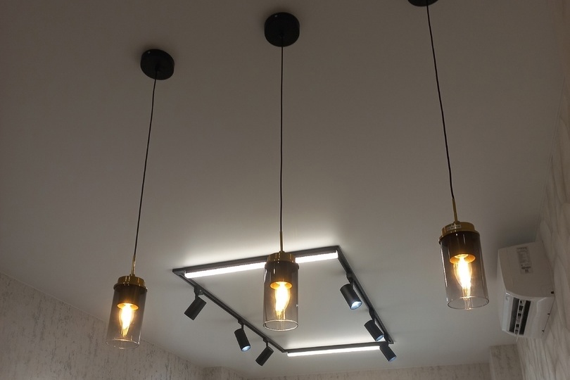 Белый потолок с трековым светом