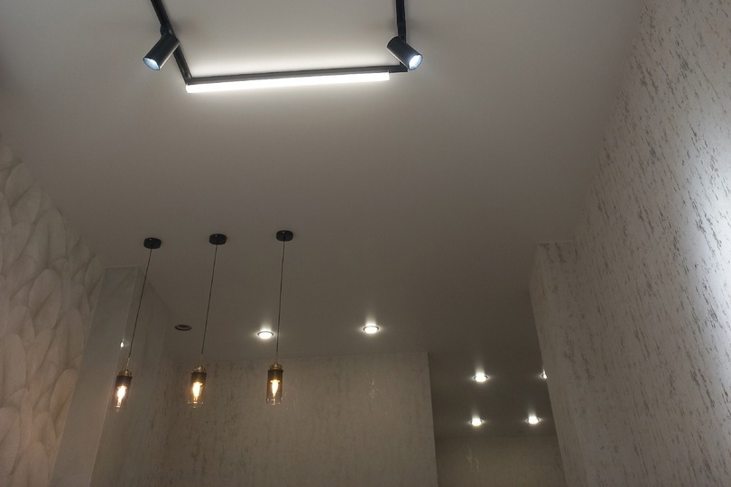 Белый потолок с трековым светом