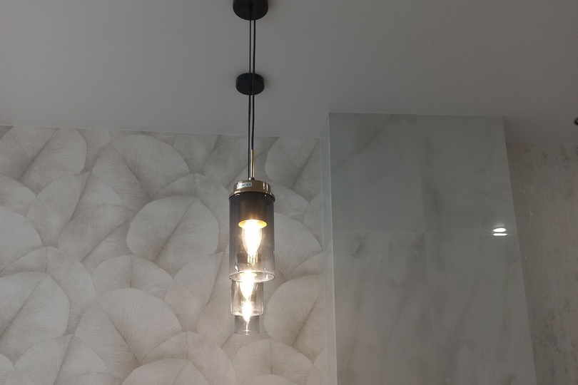 Белый потолок с трековым светом