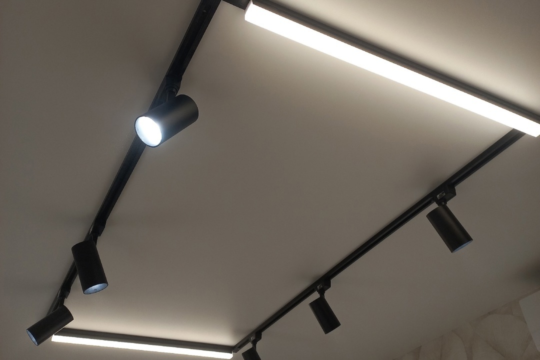 Белый потолок с трековым светом