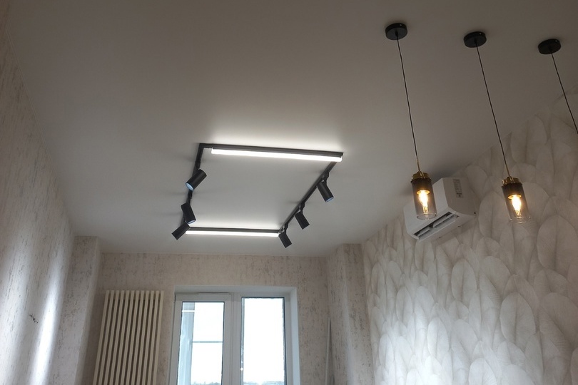 Белый потолок с трековым светом