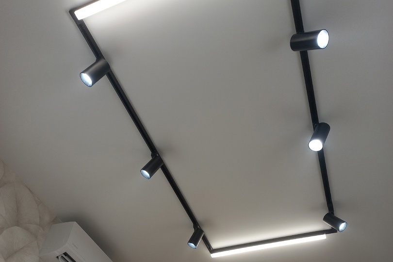 Белый потолок с трековым светом