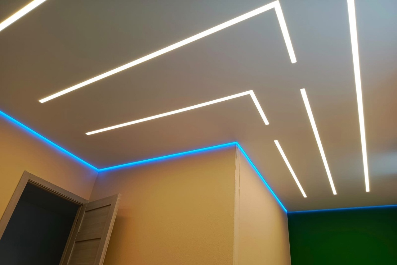 Цветной потолок со световыми линиями