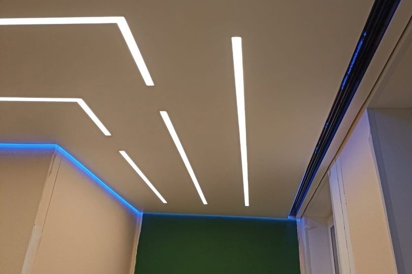 Цветной потолок со световыми линиями