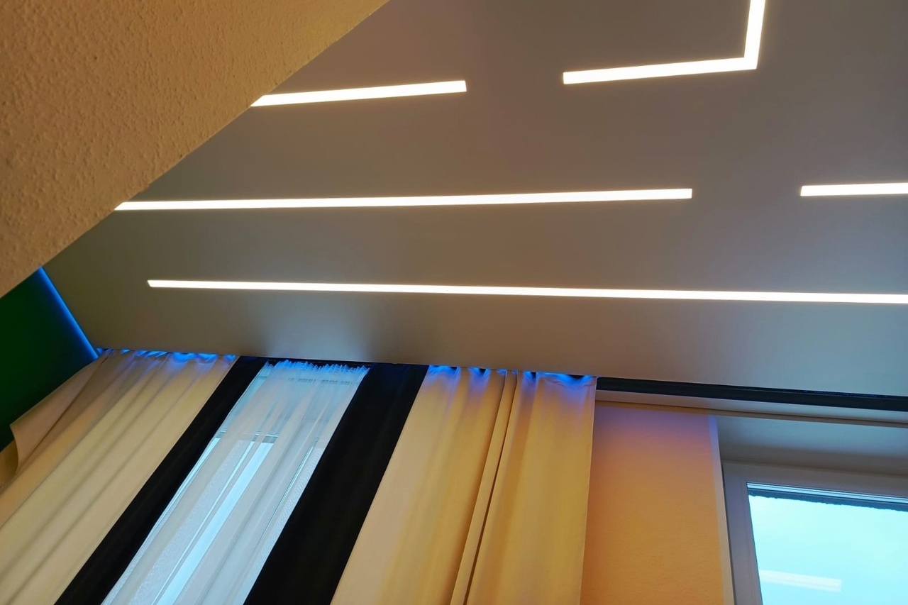 Цветной потолок со световыми линиями