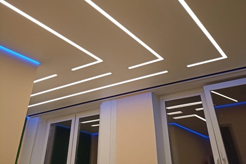 Цветной потолок со световыми линиями