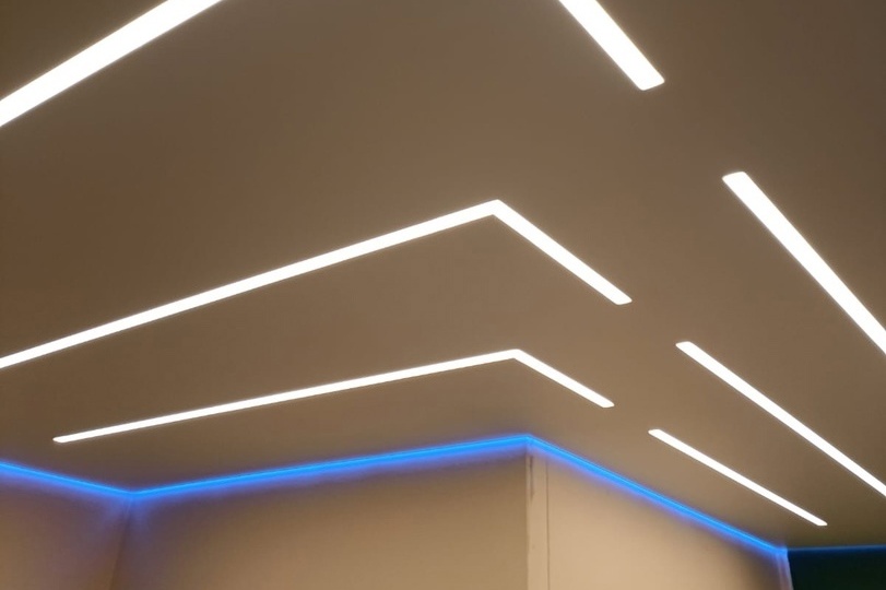 Цветной потолок со световыми линиями