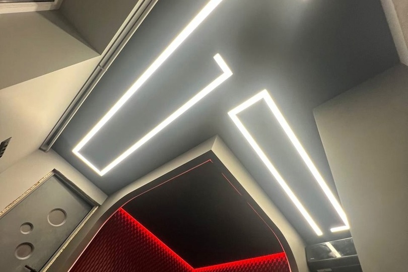 Черный потолок со световыми линиями