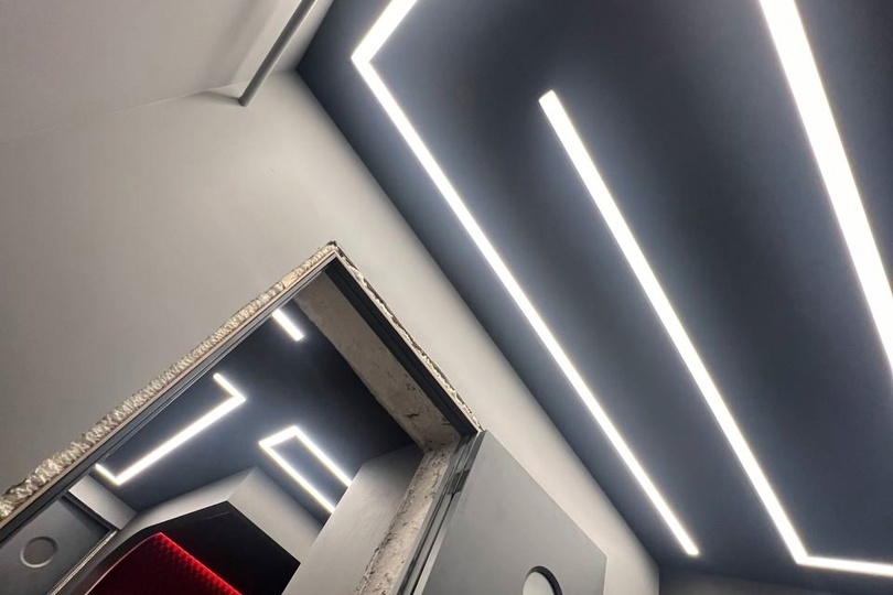 Черный потолок со световыми линиями