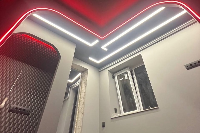 Черный потолок со световыми линиями