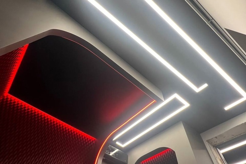 Черный потолок со световыми линиями