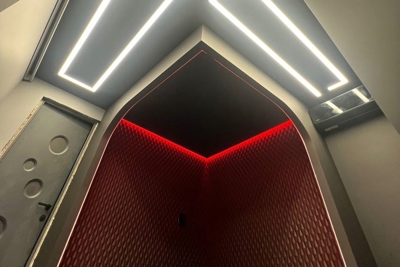 Черный потолок со световыми линиями