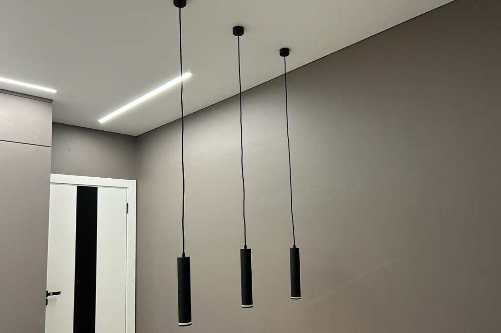 Теневой потолок со встроенными карнизами