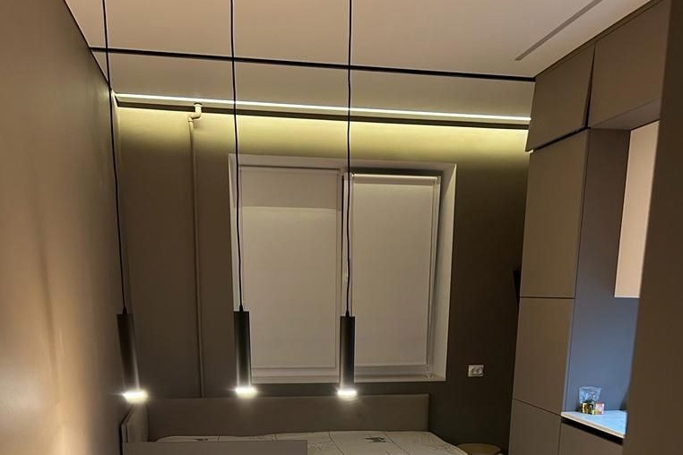 Теневой потолок со встроенными карнизами