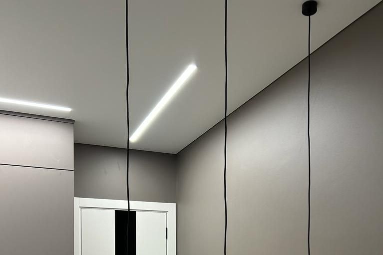 Теневой потолок со встроенными карнизами