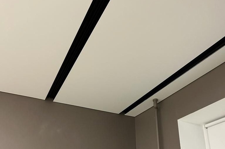 Теневой потолок со встроенными карнизами