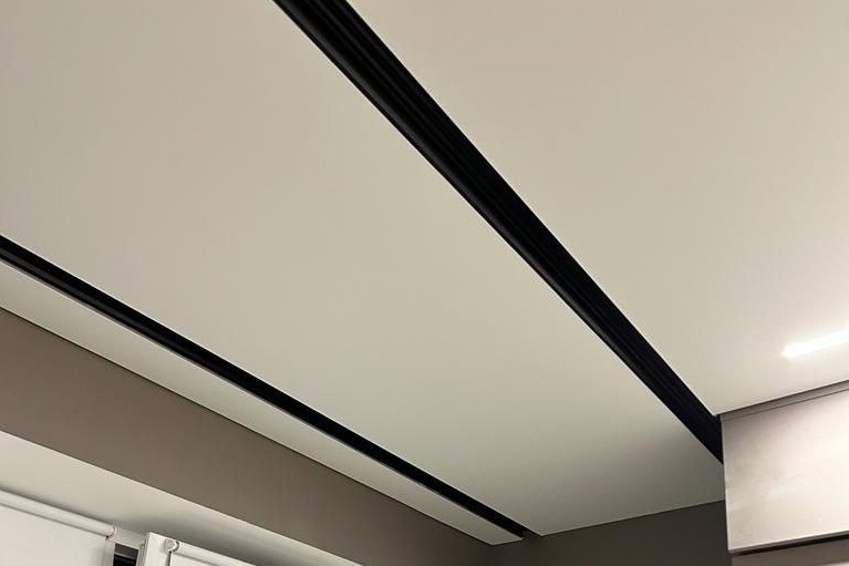 Теневой потолок со встроенными карнизами