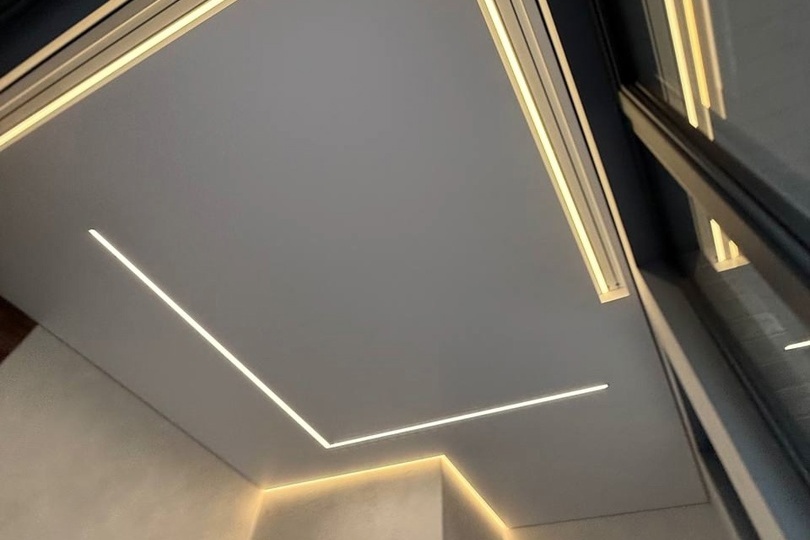 Серый потолок со световыми линиями