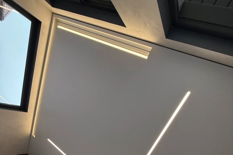 Серый потолок со световыми линиями