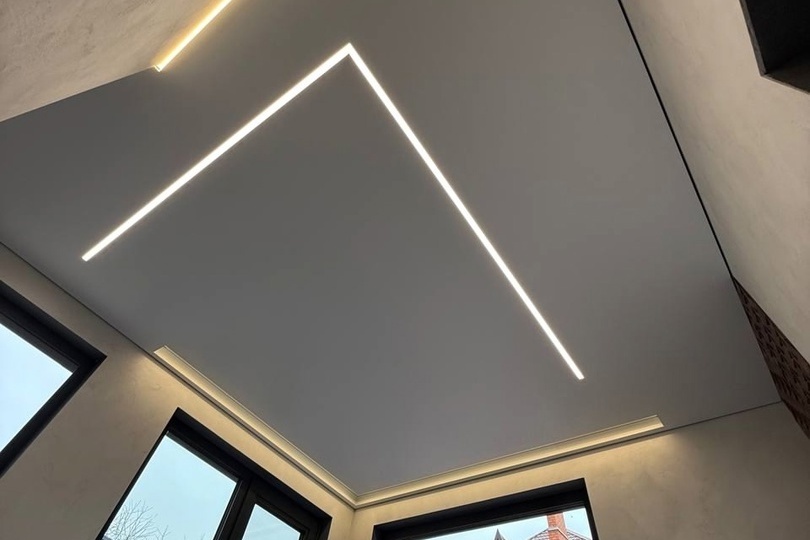 Серый потолок со световыми линиями