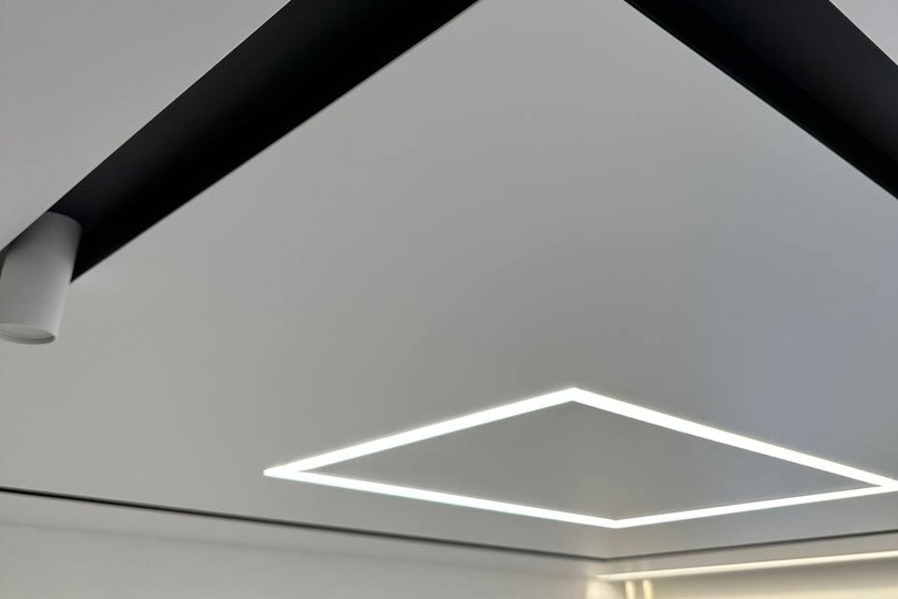 Трековые потолки на всю квартиру