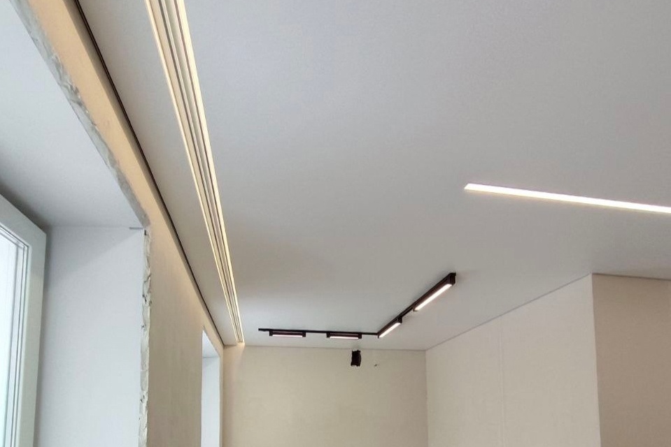 Трековая система и карниз с подсветкой