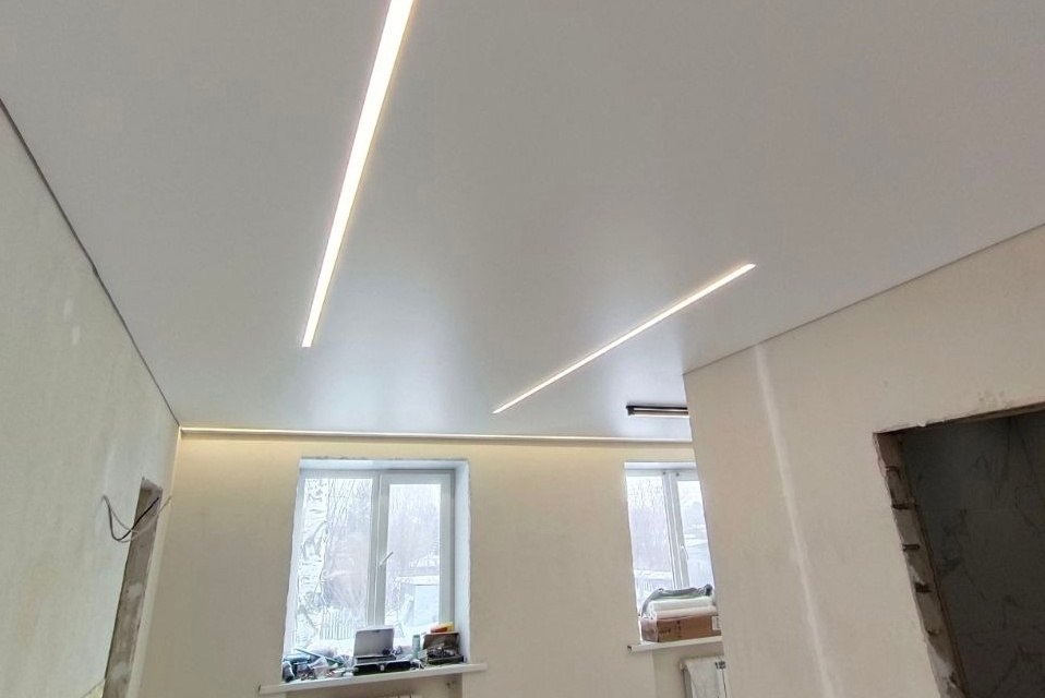 Трековая система и карниз с подсветкой