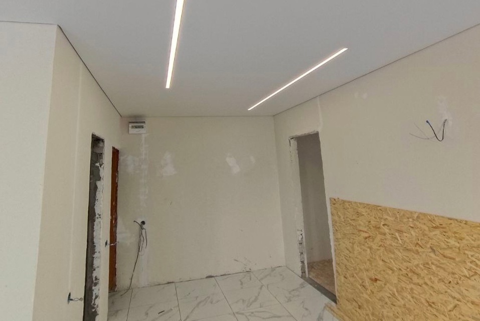 Трековая система и карниз с подсветкой