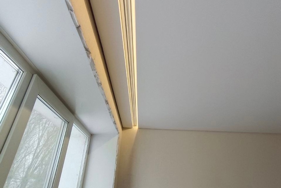 Трековая система и карниз с подсветкой