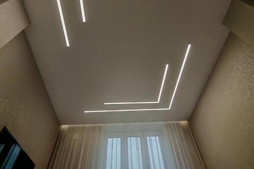 Бежевые потолки со световыми линиями
