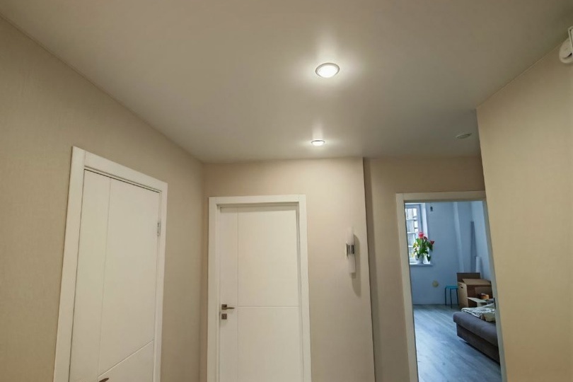 Бежевые потолки со световыми линиями