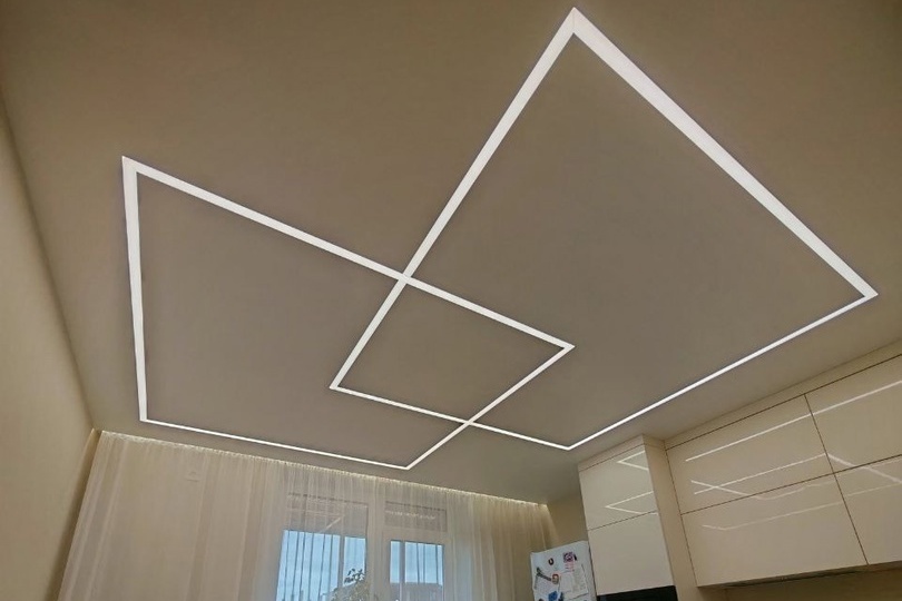 Бежевые потолки со световыми линиями