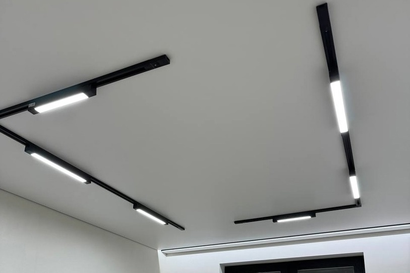 Теневые потолки с трековым светом