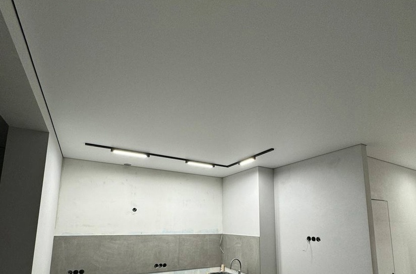 Теневые потолки с трековым светом