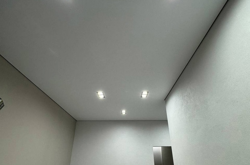 Теневые потолки с трековым светом