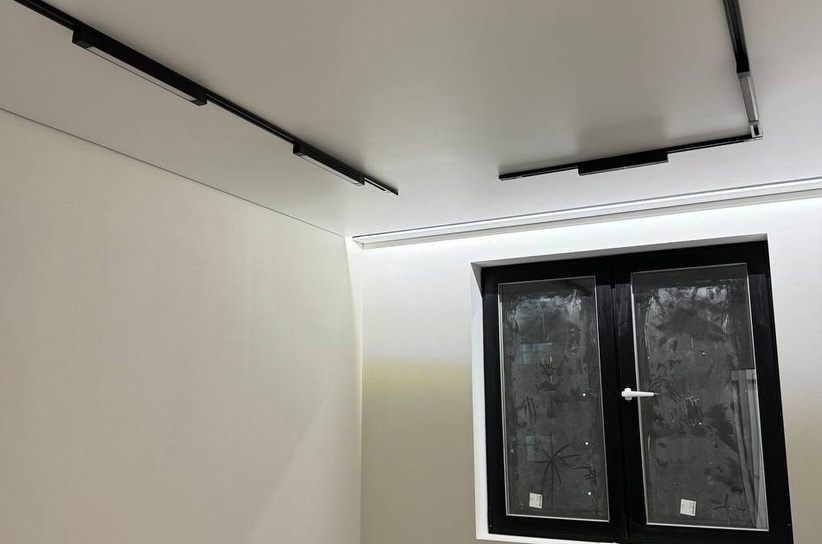 Теневые потолки с трековым светом